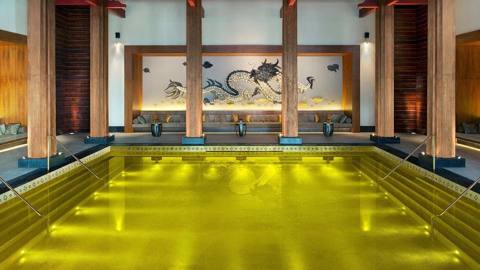 Hồ bơi vàng tại St. Regis Lhasa, Tây Tạng