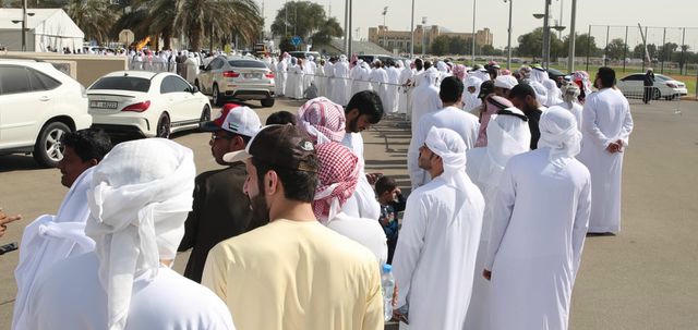 Hoàng tử UAE vung tiền mua hết vé, ngăn không cho CĐV Qatar vào sân - 1 Hoàng tử UAE vung tiền mua hết vé, ngăn không cho CĐV Qatar vào sân - 1